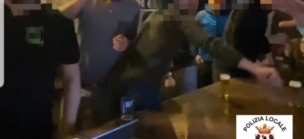 Titolare e clienti improvvisano un ballo sul bancone del bar, senza mascherina e distanziamento